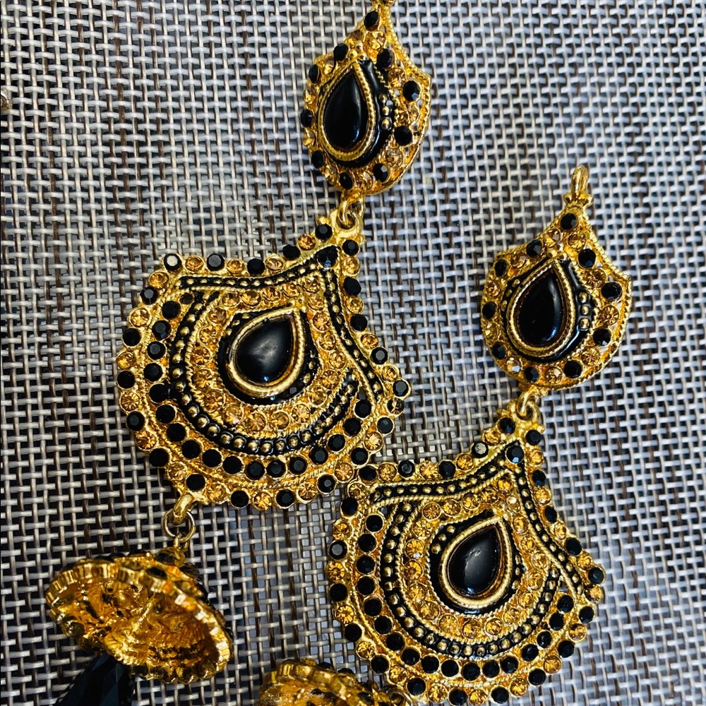 Beautiful gold tone and black gem dangle earrings